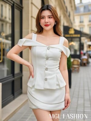 超值大促销Rm67 Now Rm29 Mocca时尚高级轻奢名媛风蝴蝶结肩带亮钻纽扣设计长版时装上衣 823962